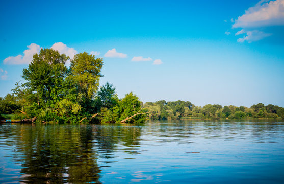 Отражение синего неба в тихой воде реки Днепр, Восточная Европа, Украина