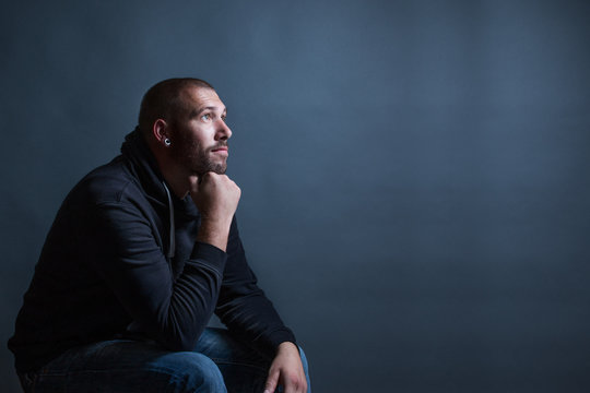 mann in gedanken versunken