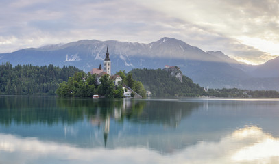 Fototapeta na wymiar beautiful, multicolored sunrise over an alpine lake Bled in Slovenia 