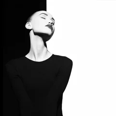 Eleganter Blode im geometrischen Schwarzweiss-Hintergrund © Egor Mayer