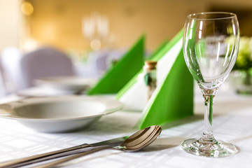 Wasserglas auf gedecktem Tisch