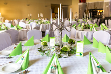Festlich gedeckte Tische im Restaurant