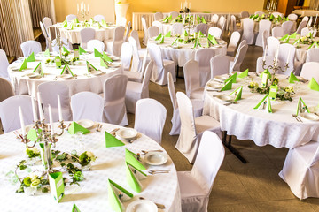 Gedeckte Tische im Festsaal