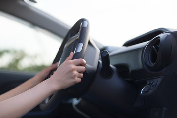 運転する女性