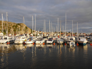 Fototapeta premium Yachthafen von Fjällbacka an der schwedischen Westküste