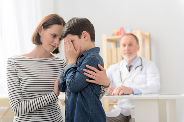 Obraz premium Mother and son visiting pediatrician