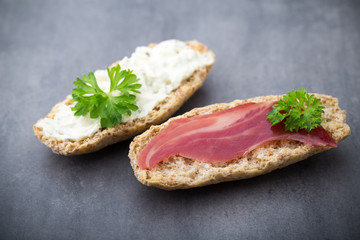 Crispbread with soft cheese with herbs and bacon.
