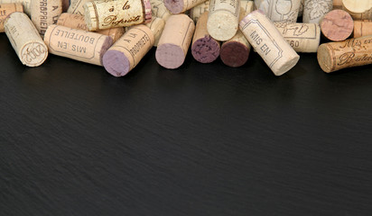  bouchons de vin sur ardoise