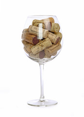 Verre rempli de bouchons de vin