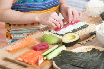 cooking roll sushi