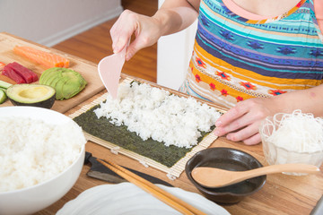 cooking roll sushi