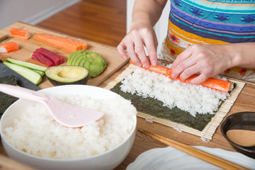 cooking roll sushi