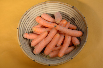 Karotten in Schale