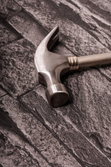 Hammer auf Steinuntergrund