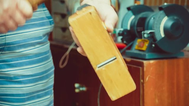 Wood plane adjustmen and justification, an rustic workbench