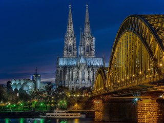 Köln. Kölner Dom mit Hohenzollernbrücke.