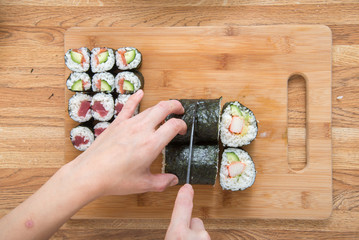 cooking roll sushi