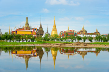 Naklejka premium Wat Phra Kaew temple reflection with blue sky in Bangkok, Thailand. 