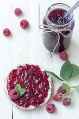 Brötchen mit Himbeermarmelade