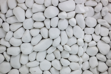 Białe kamienie na ścianie lustro