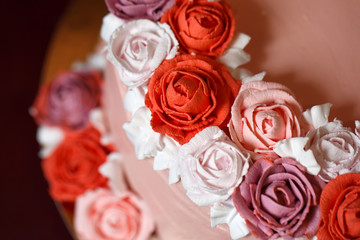 Obraz na płótnie Canvas Birthday cake with red roses.