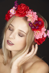 Portrait einer jungen blonden Frau mit Blumenkranz
