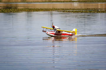 Hidroaviones a escala. Aeromodelismo. Concentraci&oacute;n de hidroaviones. Competici&oacute;n de aeromodelismo.