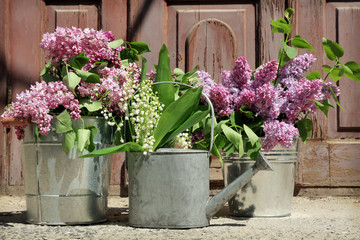 Fototapeta na wymiar Bouquets of spring flowers on wooden door background