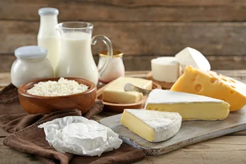 Crédence de cuisine en verre imprimé Produits laitiers Dairy products on wooden table