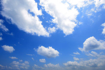 南国沖縄の紺碧の空と夏雲