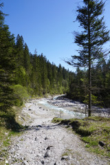 Fototapeta na wymiar Beautiful clear river at the valley of Wimbachgries 