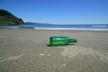 波打ち際の緑のボトル