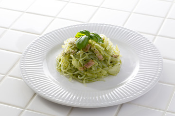 こんにゃくパスタ　バジルソース