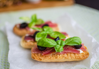 Bruschetta with prosciutto