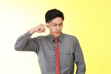 悩むビジネスマン