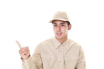 指示する笑顔の作業員