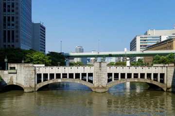 Fototapeta na wymiar 肥後橋から見る錦橋と土佐堀川