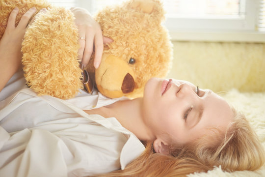 girl dreaming with teddy bear