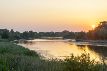 zonsondergang op de rivier