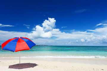 沖縄の美しい海とビーチパラソル