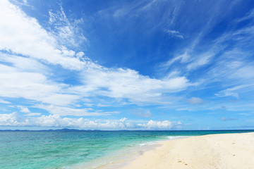 Fototapeta na wymiar 沖縄の美しいビーチ