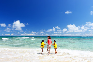 Obraz na płótnie Canvas 南国沖縄のビーチで遊ぶ親子
