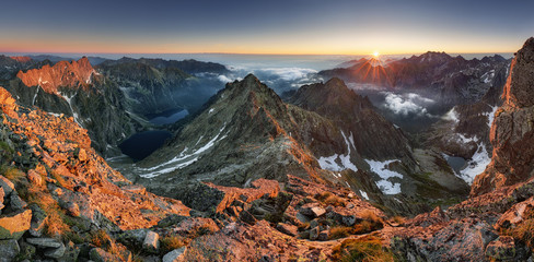 Fototapeta premium Krajobrazowa góra w Tatrach, szczyt Rysy, Słowacja i Polska