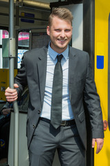 businessmann steigt aus der bahn