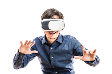 VRゴーグルを身に着けている男性,バーチャルリアリティ体験