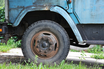 Fototapeta na wymiar old wheel of a truck