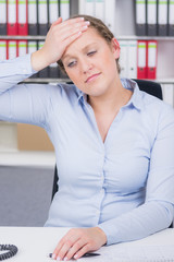angestellte mit fieber am arbeitsplatz