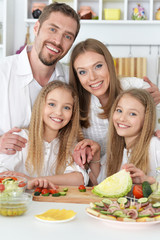 Obraz na płótnie Canvas happy family at kitchen
