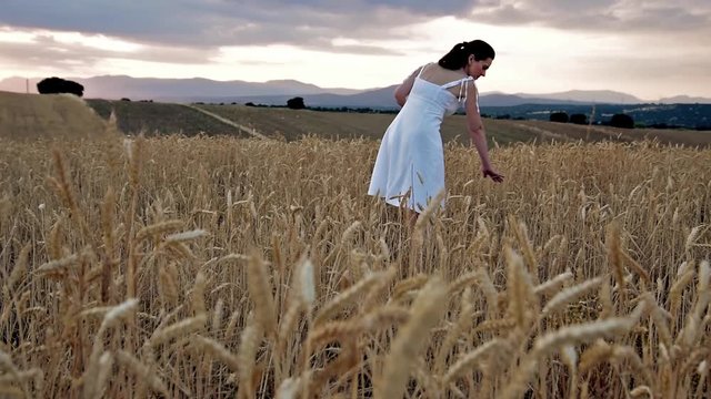 mujer en campo de trigo feliz