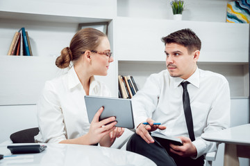 Obraz premium Woman adviser with a businessman